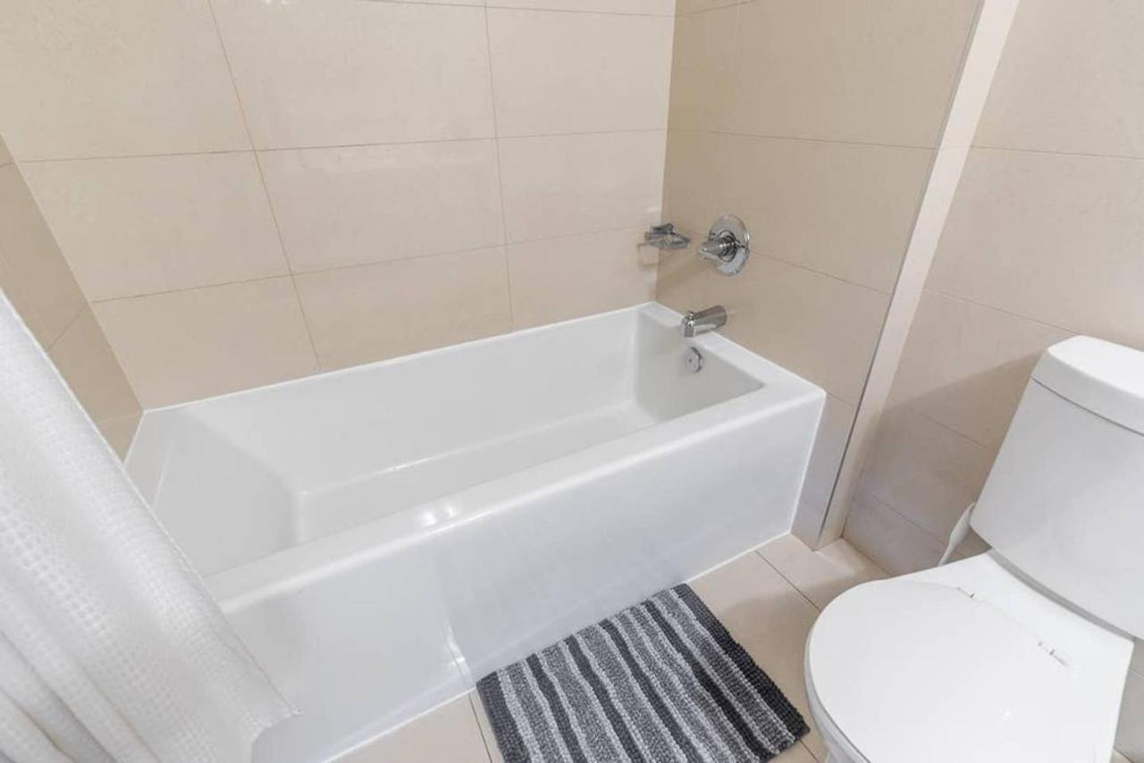 Stunning Views Of Downtown - Luxury High Rise With King Bed! Villa Toronto Exterior photo